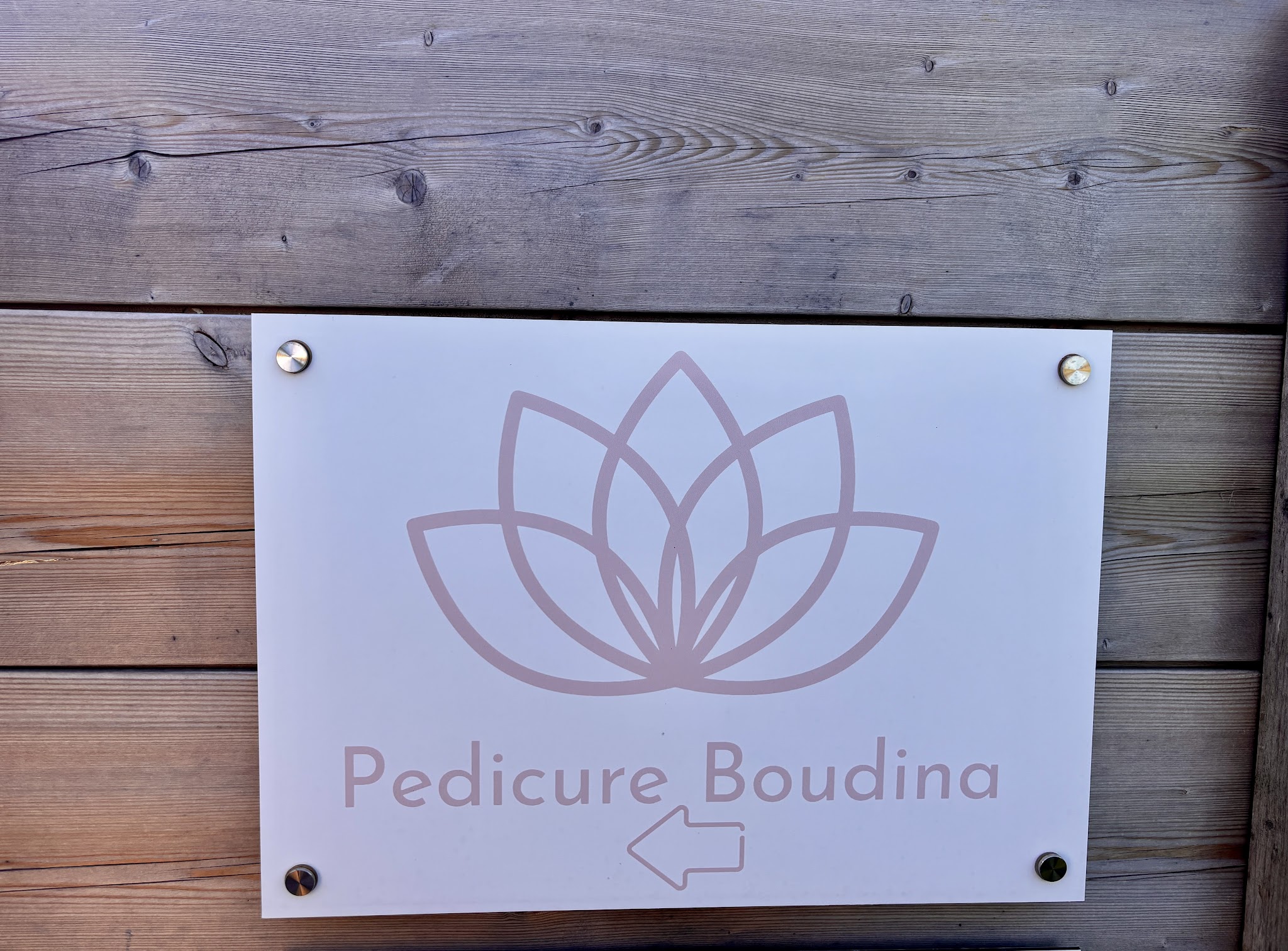 Het praktijkbord met lotusmerk en de naam Pedicure Boudina